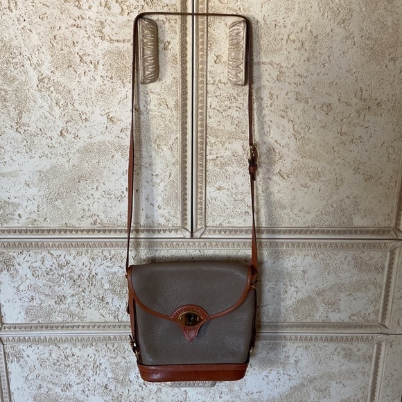 Dooney&Bourke Vintage cross body bag in good use condition, gold hardware - Picture 8 of 11